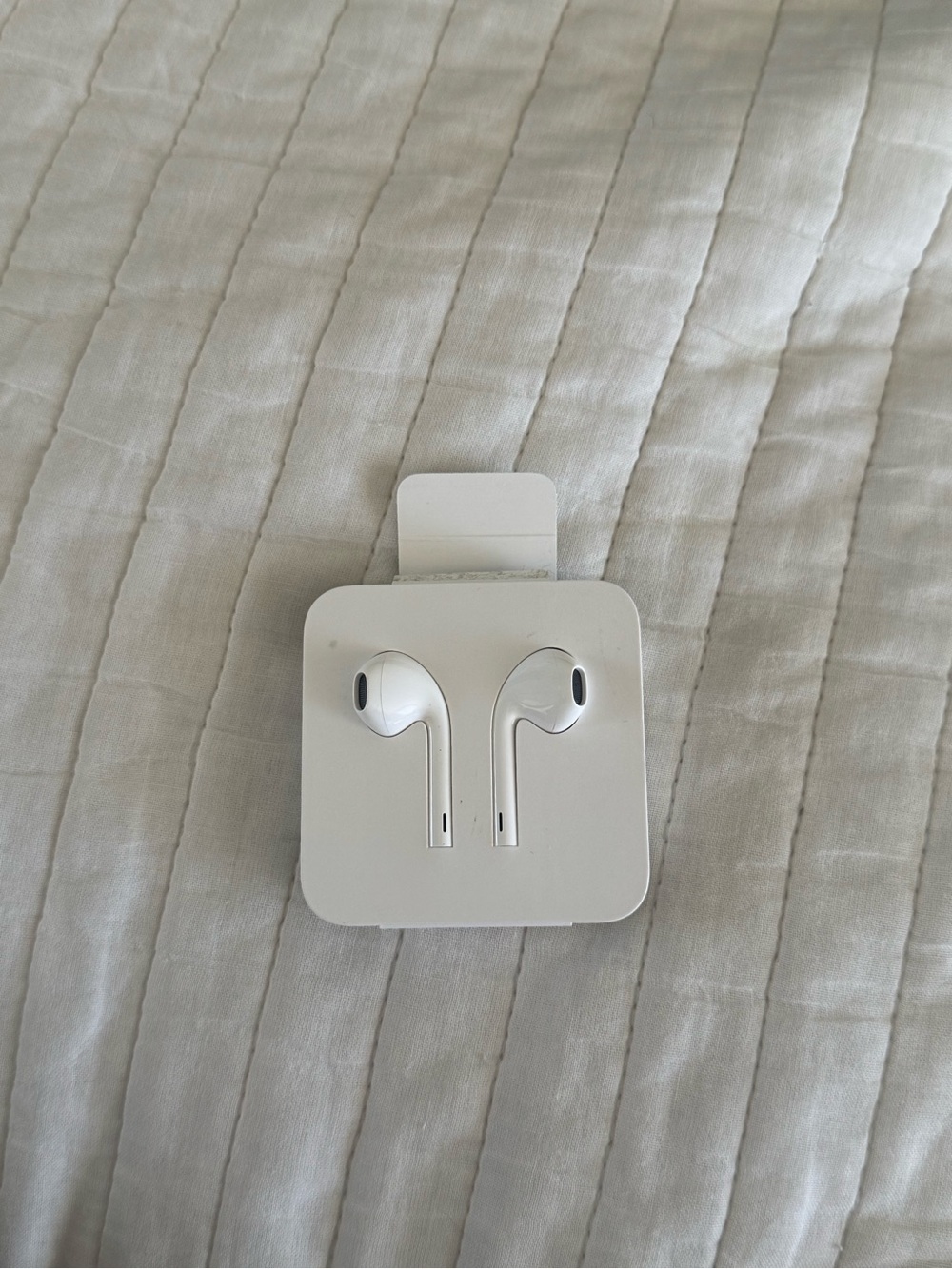 brand new wired Apple lightning earbuds